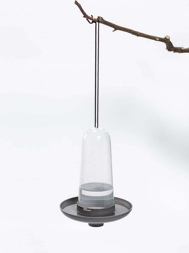 Krmítko a pítko pro venkovní ptactvo Robin - sada 3v1, antracitová barva, pítko (ukázka) Krmítko a pítko pro venkovní ptactvo Robin - sada 3v1, antracitová barva, pítko (ukázka)