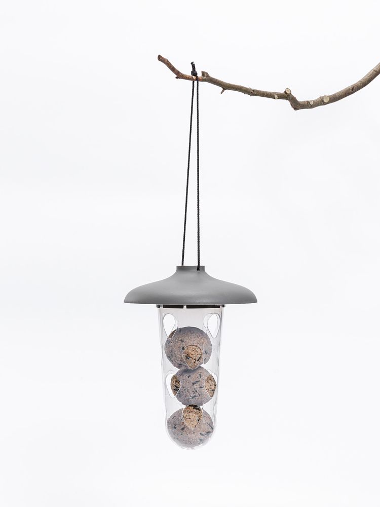 Krmítko a pítko pro venkovní ptactvo Robin - sada 3v1, antracitová barva, zásobník na lojové koule (ukázka) Krmítko a pítko pro venkovní ptactvo Robin - sada 3v1, antracitová barva, zásobník na lojové koule (ukázka)