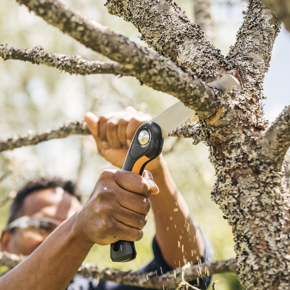 Skládací pilka na větve Fiskars Plus™ SW68 (15 cm) - použití